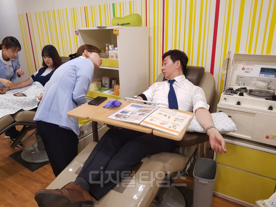 세무법인 택스홈앤아웃 강서지점 직원들이 서부혈액원에서 헌혈을 하고 있다. 세무법인 택스홈앤아웃 제공.